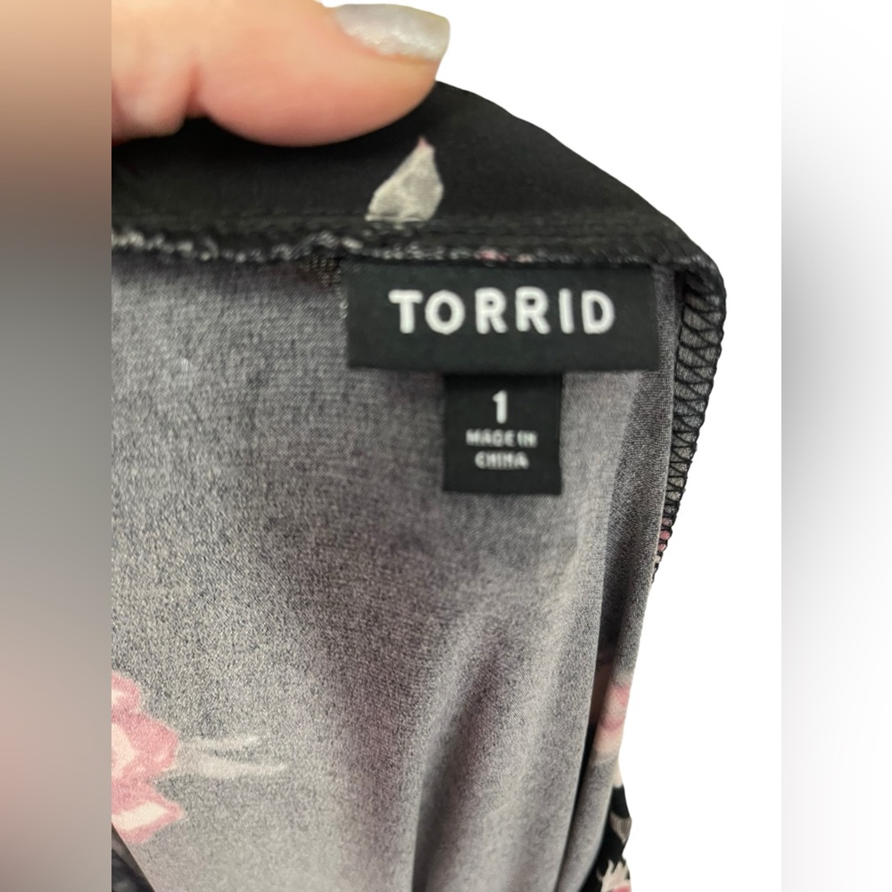 TORRID dress Size 1x stunning rayon floral dress ( TORRID‎ SIZE 1) 🖤🩷🖤 - Picture 3 of 4